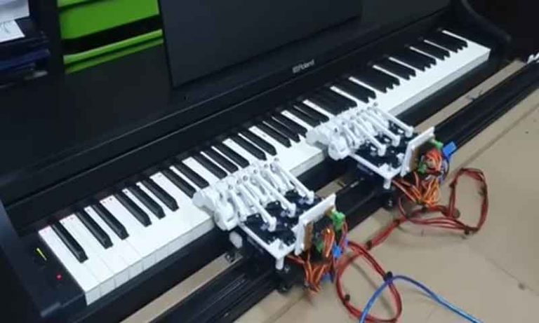 سعودی عرب: نوجوانوں نے پیانو بجانے والا ربورٹ تیار کر لیا