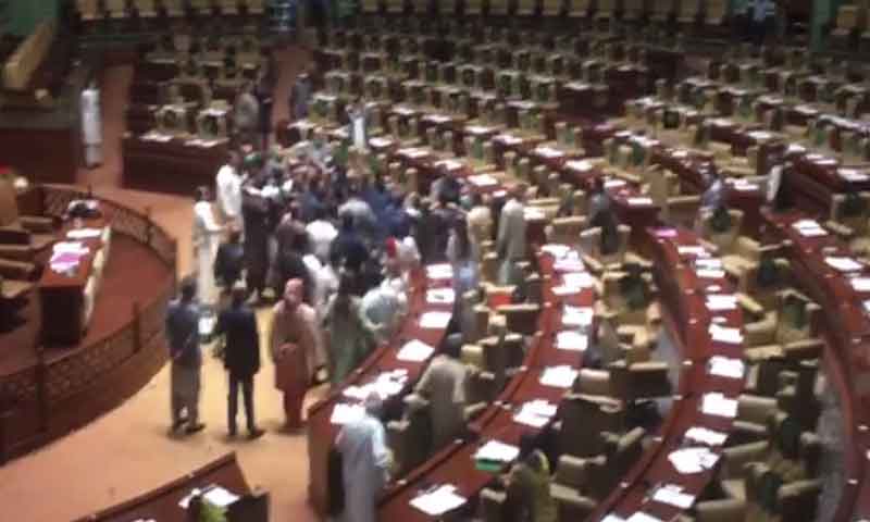 پی ٹی آئی رکنِ اسمبلی کے پاس موبائل، ووٹنگ رک گئی پی ٹی آئی رکنِ اسمبلی کے پاس موبائل، ووٹنگ رک گئی