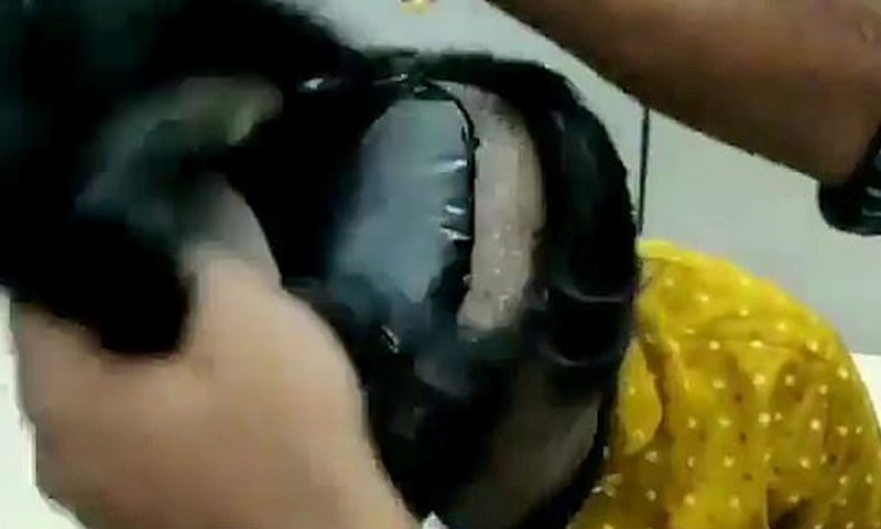 وگ کے نیچے چھپا کر سونا اسمگل کرنے کی کوشش ناکام، دو افراد دھر لیے گئے