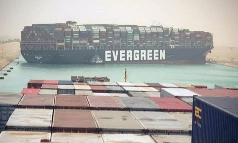 دیوہیکل بحری جہاز نہر سویز میں پھنس گیا، تجارتی راستہ بند