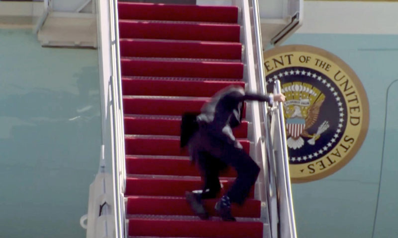جہاز کی سیڑھیوں سے پھسلنے کے بعد جوبائیڈن بلکل ٹھیک ہیں، وائٹ ہاؤس