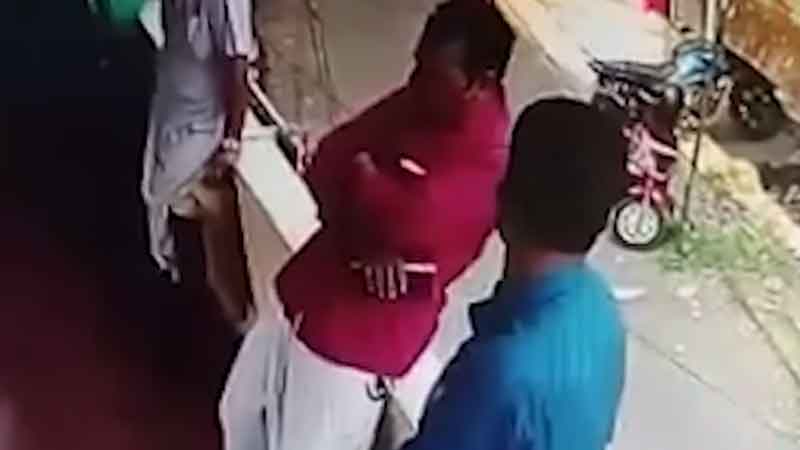 بالکونی سے گرتے شخص کو دوست نے بچا لیا