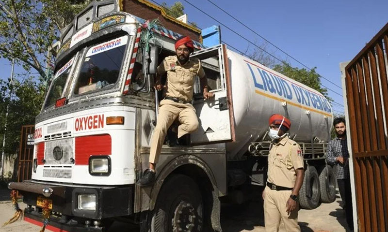 بھارت: انسانی المیہ، ادویات اور آکسیجن کے بعد اسٹریچرز کی بھی قلت