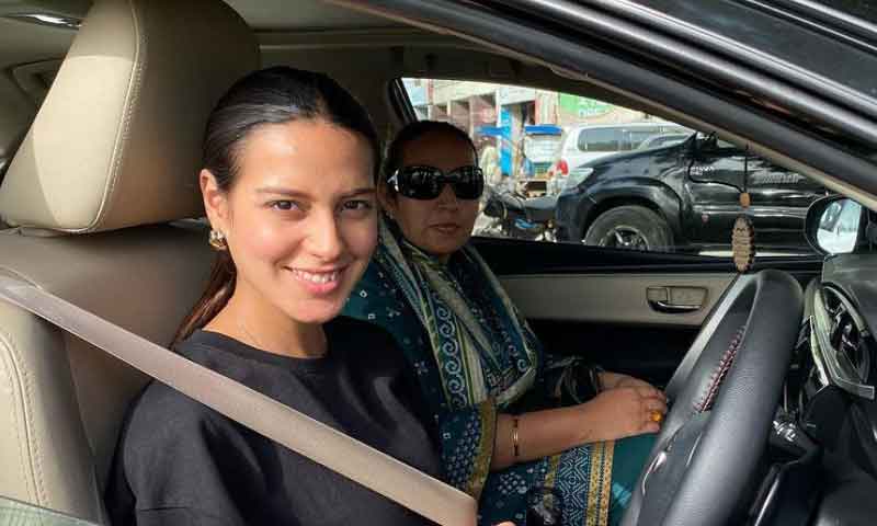 اداکارہ اقرا عزیز کی والدہ کریم کی پہلی خاتون ڈرائیور