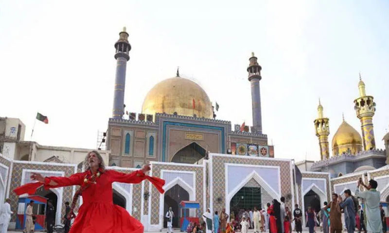 زائرین نے درگاہ لعل شہباز قلندرؒ کے مزار کا مرکزی گیٹ توڑ دیا، صورتحال کشیدہ
