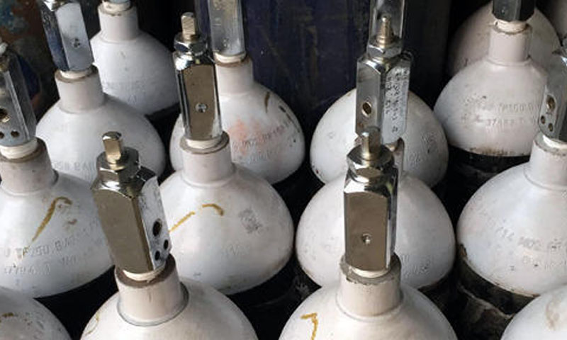 بھارت: آکسیجن کی عدم فراہمی، ایک رات میں 12 کووڈ مریضوں کی اموات