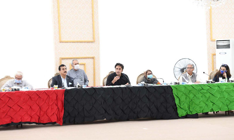 بلاول بھٹو نے شاہد خاقان عباسی کا شوکاز نوٹس پھاڑ کر پھینک دیا