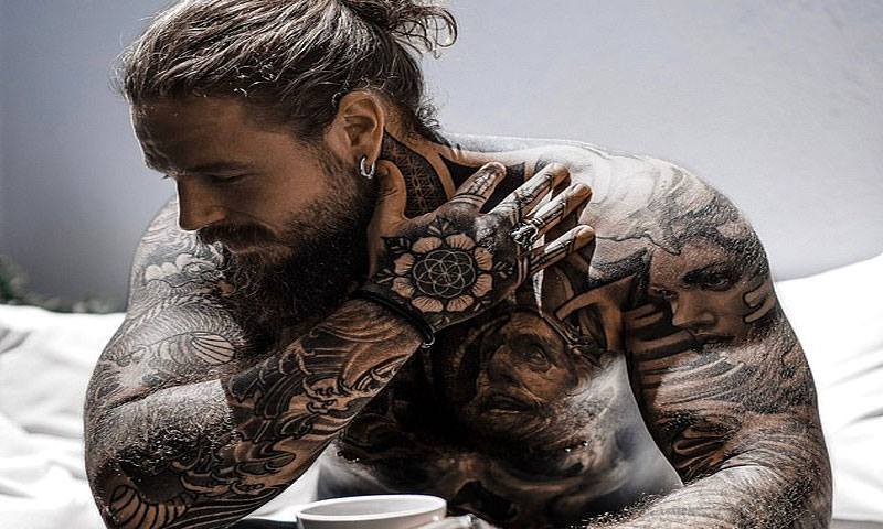 نشانات چھپانے کیلئے 30 ہزار ڈالرز کے ٹیٹوز بنوالیے