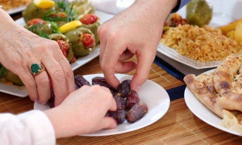 سحر و افطار میں کیا کھائیں؟ ماہرین کا مشورہ