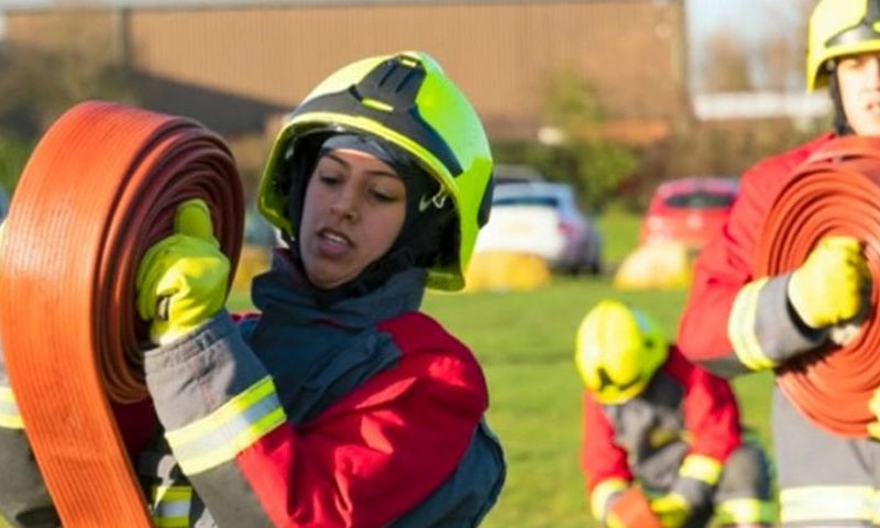 برطانیہ کی پہلی حجاب پہننے والی خاتون فائر فائٹر