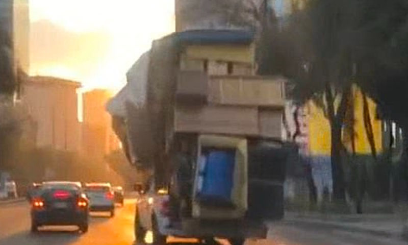 چھوٹی گاڑی پر گھر کا سارا سامان چھوٹی گاڑی پر گھر کا سارا سامان