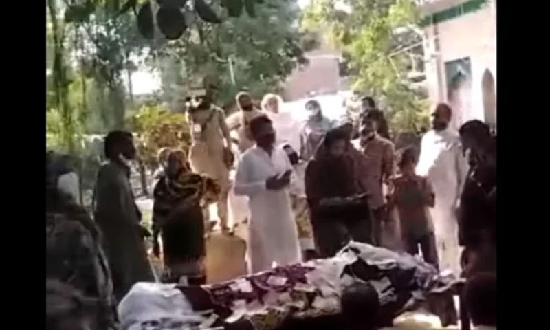 بزرگ کے جنازے پر نوٹ نچھاور