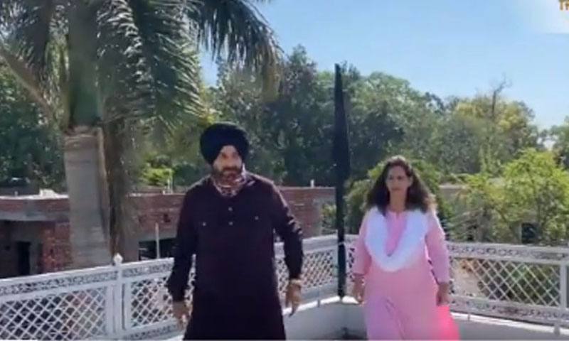 بھارت: نوجوت سنگھ سدھو نے گھر پر سیاہ جھنڈا لہرا دیا