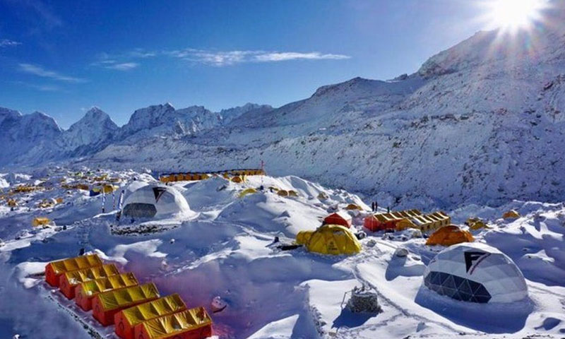 ماؤنٹ ایورسٹ بیس کیمپ: 17 کوہ پیماؤں میں کورونا کی تصدیق