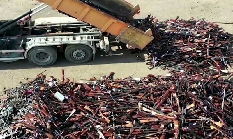 بیلجیئم: 22 ہزار پستول بھٹی میں پگھلا دیے گئے