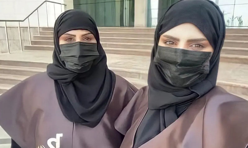 ملیے: ماں بیٹی بھی اور ہم جماعت بھی۔۔۔