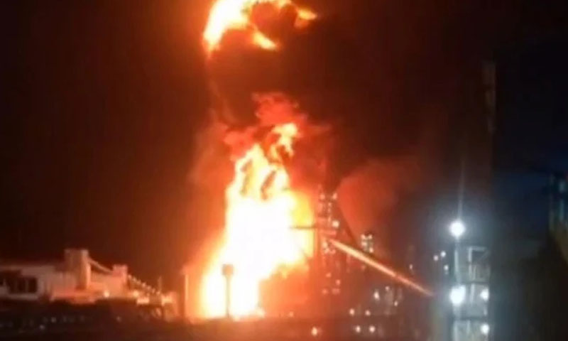 ایران: اسٹیل پلانٹ میں آگ بھڑک اٹھی، علاقے میں دھواں پھیل گیا