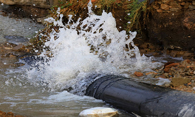 کراچی: یونیورسٹی روڈ پر پائپ لائن پھٹ گئی، ہزاروں ملین گیلن پانی ضائع