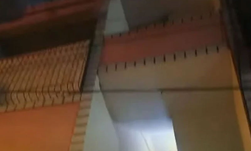 کراچی: کورنگی کی 5 منزلہ عمارت میں دراڑیں پڑ گئیں