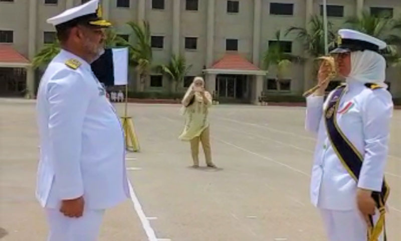 نیول اکیڈمی میں کمیشننگ تقریب: پریڈ میں خاتون آفیسر کا باوردی والد کو سیلوٹ