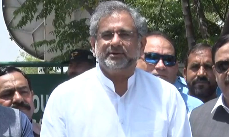 ملیکہ بخاری اپنے ہی رکن کی کتاب سے زخمی ہوئیں، شاہد خاقان عباسی ملیکہ بخاری اپنے ہی رکن کے کتاب مارنے سے زخمی ہوئیں، شاہد خاقان عباسی