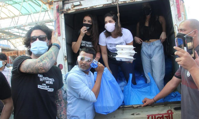 بھارت: اداکارہ سنی لیون بھی متاثرین کی مدد کیلیے میدان میں آگئیں بھارت: اداکارہ سنی لیون بھی متاثرین کی مدد کیلیے میدان میں آگئیں