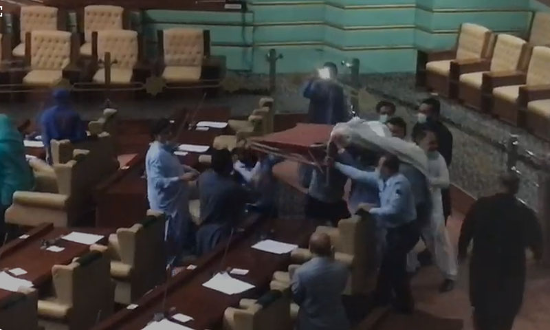 سندھ اسمبلی: اپوزیشن اراکین چارپائی اور بستر ایوان میں لے آئے