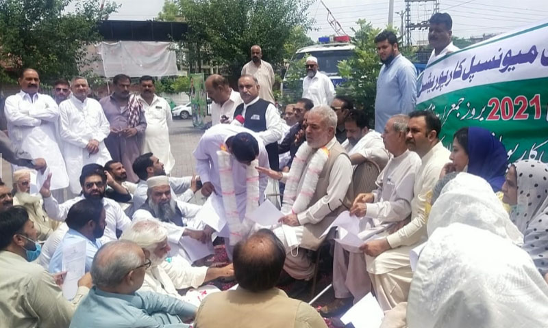 دفاتر کو تالے: پنجاب میں بلدیاتی نمائندے اور انتظامیہ آمنے سامنے