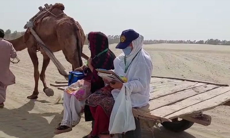 ہے جذبہ جنوں: شدید گرمیِ، سحرا میں خواتین پولیو ورکرز اونٹ پہ قطرے پلانے پہنچ گئیں
