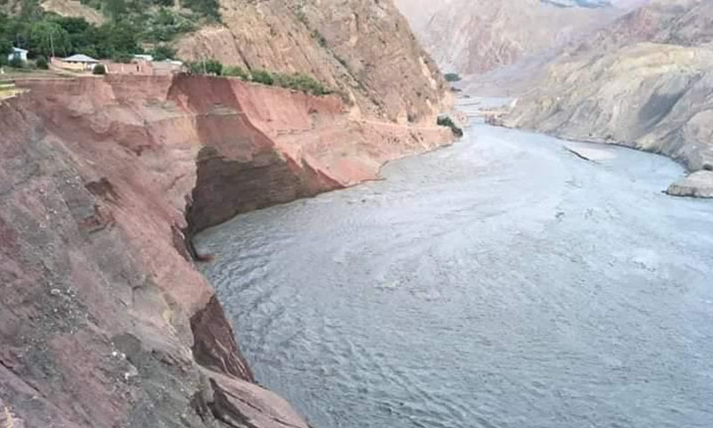 اپر چترال: دریا کے تیز بہاؤ سے مرکزی شاہراہ سمیت درجنوں گھر بہہ گئے