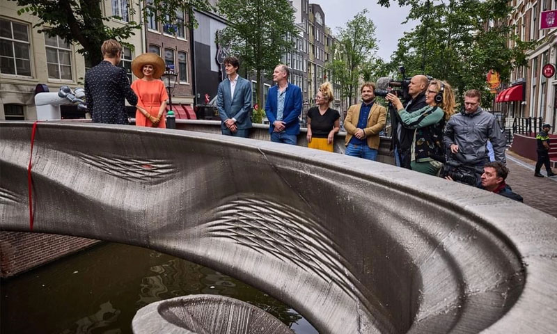 فولادی پل کا افتتاح روبوٹ نے کیا