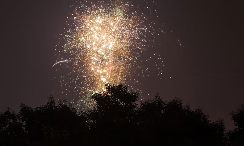 پٹاخے پھوڑنے پر ایک لاکھ روپے جرمانہ