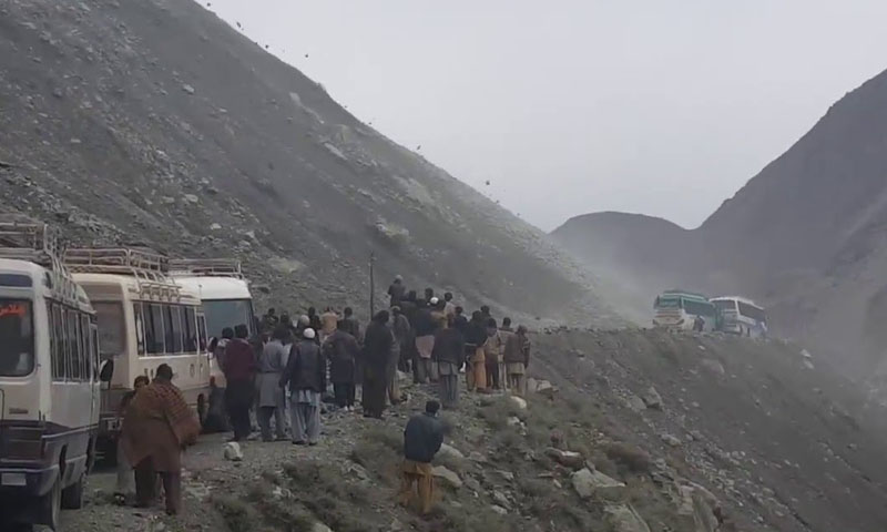 لینڈ سلائڈنگ: شاہراہ قراقرم بدستور بند، سیاح محصور ہوکر رہ گئے