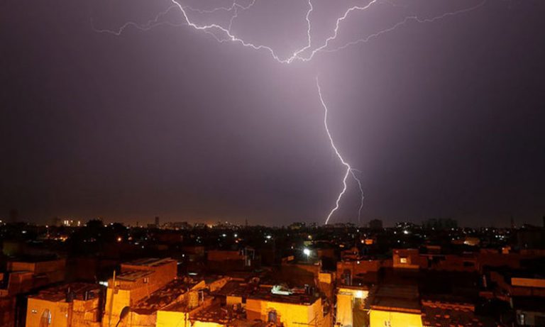 آسمانی بجلی نے خاتون کو ایک رات میں کروڑ پتی بنا دیا