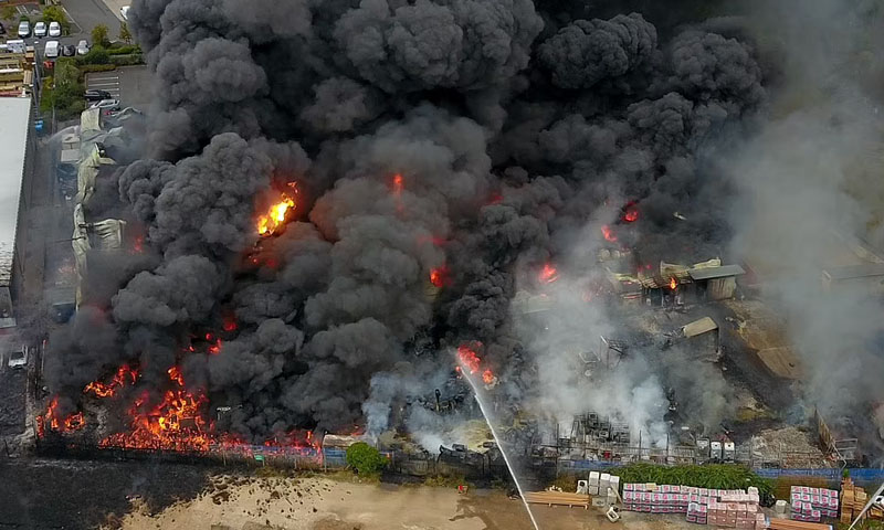 برطانیہ: کورونا لیب کے قریب آتشزدگی، دھماکے، زہریلا دھواں میلوں تک پھیل گیا