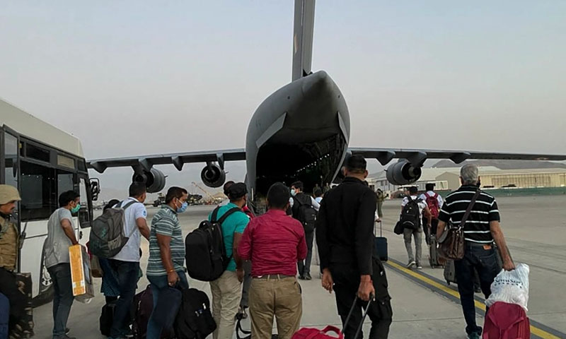 افغانستان: بھارت کے سفارتی عملے کو ایئرپورٹ طالبان نے اپنی حفاظت میں پہنچایا