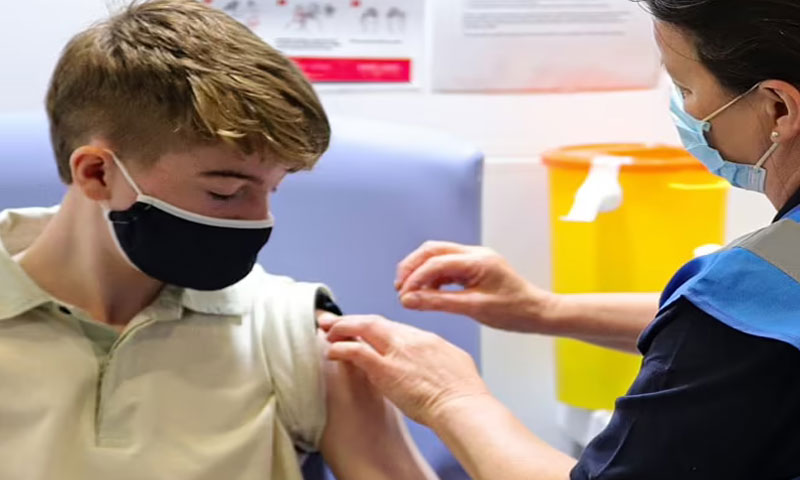 برطانیہ میں 12 سے 17 سال کے بچوں کو موڈرنا ویکسین لگانے کی منظوری