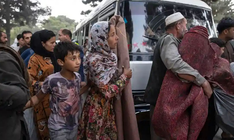 طالبان کابل سے چند میل کے فاصلے پر، متعدد سفارتخانے بند