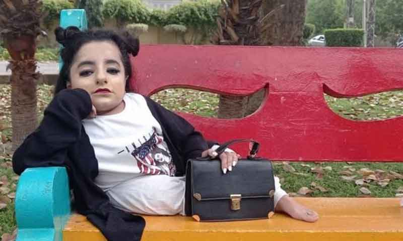 ایک فٹ کی سوشل میڈیا انفلوئنسر