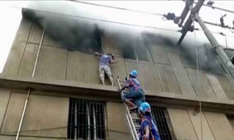کراچی: کیمیکل فیکٹری میں آتشزدگی، 3 ملازمین معطل