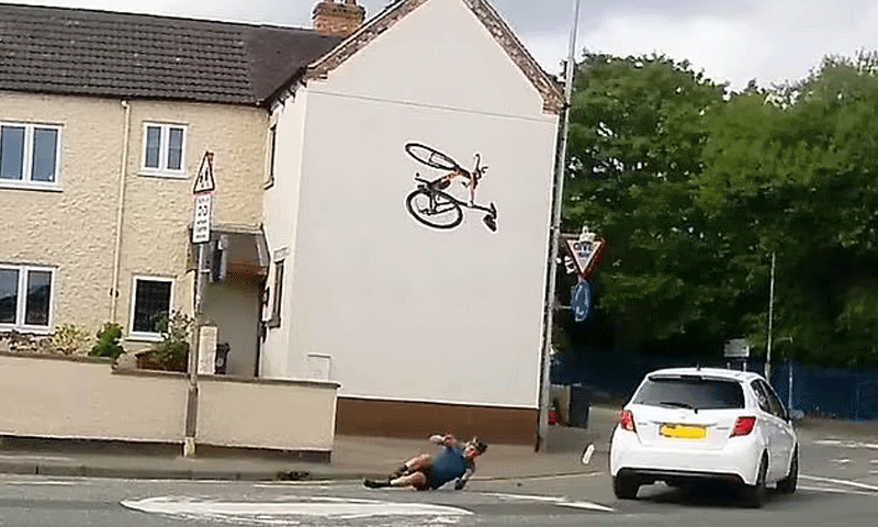 خطرناک حادثہ، سائیکل سوار 15 فٹ ہوا میں بلند