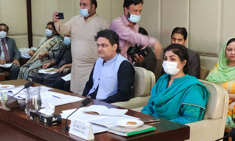 وزیراعظم میڈیا کو پابند بنانا نہیں چاہتے، حکومت کوئی ہدایت نہیں دیتی: فیصل جاوید