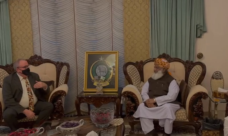امریکی سفارتخانے کا وفد فضل الرحمان کے گھر پہنچ گیا: خطے کی صورتحال پر تبادلہ خیال