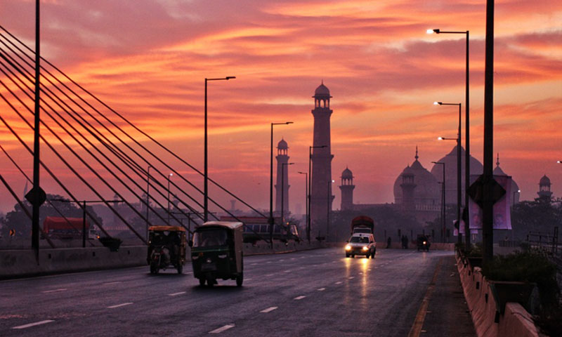 دو ڈپٹی کمشنرز کی گاڑی پر فائرنگ، مسلح ملزمان فرار