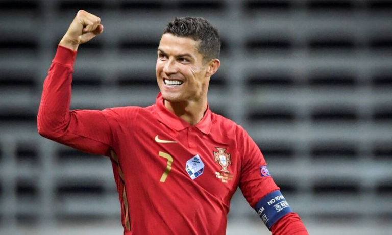 اسٹار فٹبالر رونالڈو پر جرمانہ اور میچ نہ کھیلنے کی پابندی