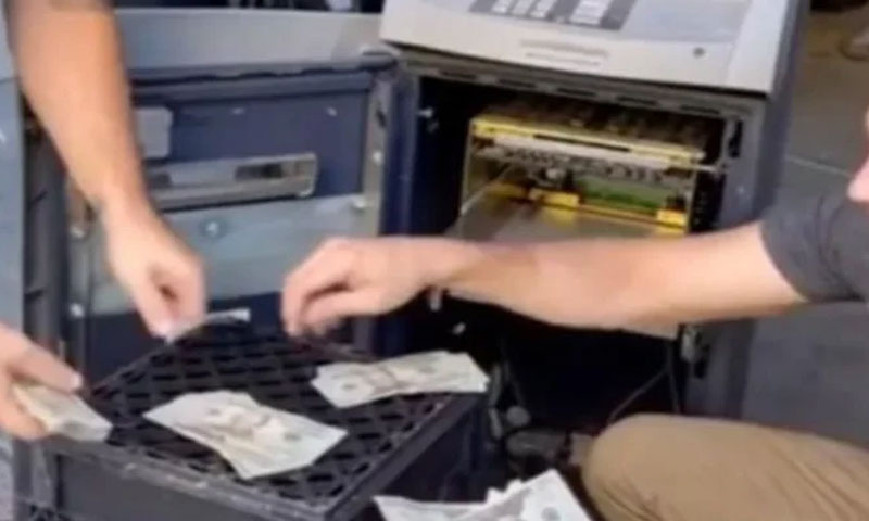 پرانی اے ٹی ایم مشین نے نوجوان کو لکھ پتی کر دیا