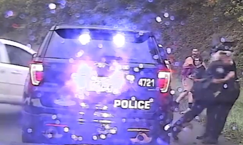 پولیس افسر نے اپنی ساتھی کو بڑے حادثے سے بچا لیا