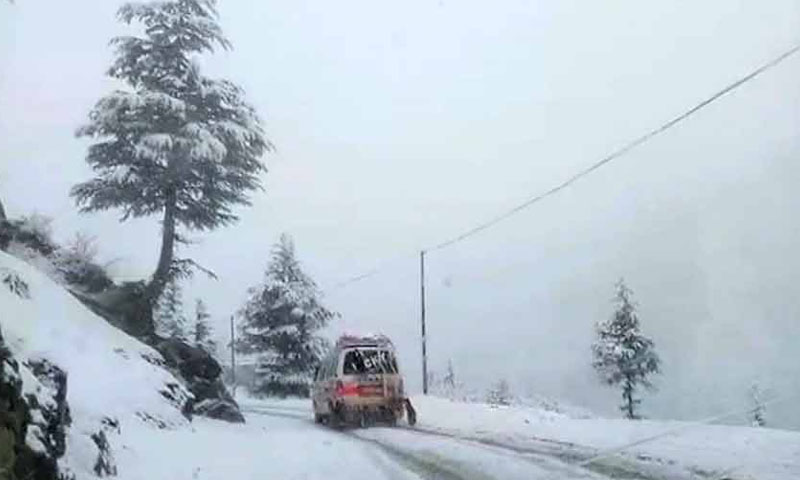 بابو سرٹاپ: موسم سرما کی پہلی برفباری، مسافر اور سیاح پھنس کر رہ گئے