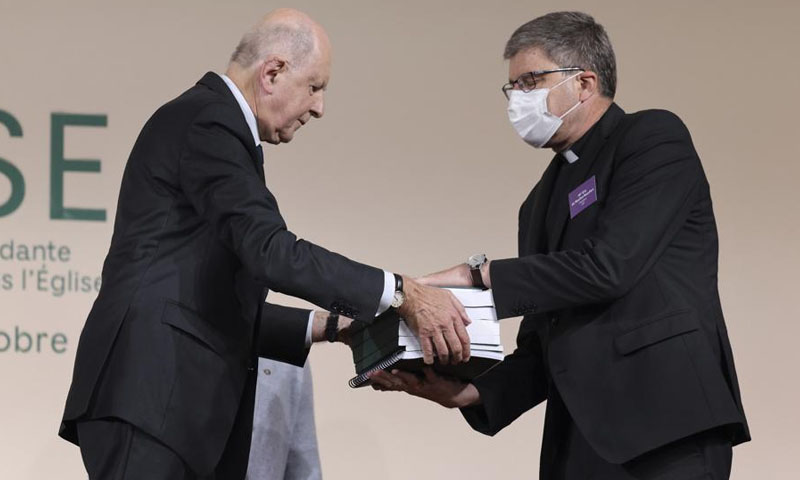 فرانس: پادریوں نے 3 لاکھ 30 ہزار بچوں کو زیادتی کا نشانہ بنایا