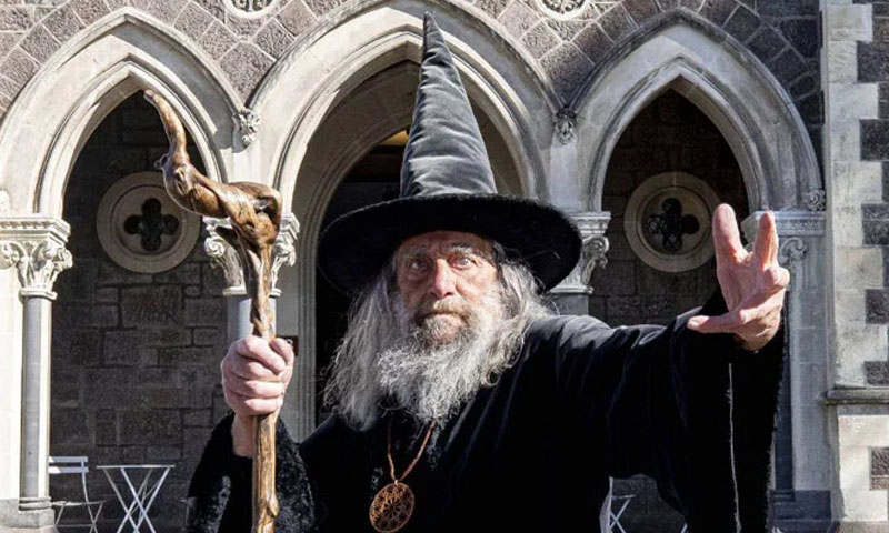 سرکاری جادو گر نوکری سے فارغ